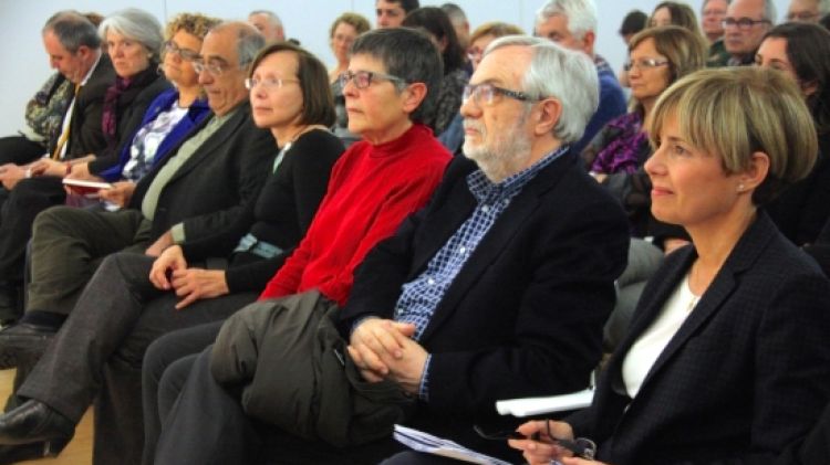 En primer terme, la portaveu de MES a Girona, Pia Bosch, i al fons es veu la candidata d'ERC, Maria Mercè Roca (arxiu) © ACN