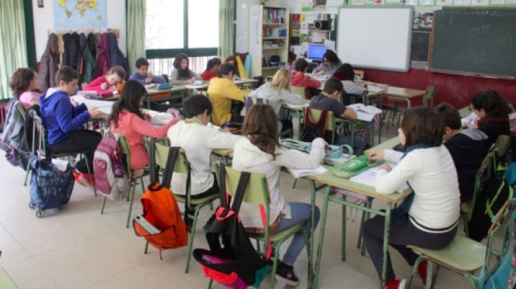 Alumnes de sisè de l'escola Montseny de Breda, els primers en quedar-se al poble a fer l'ESO © ACN