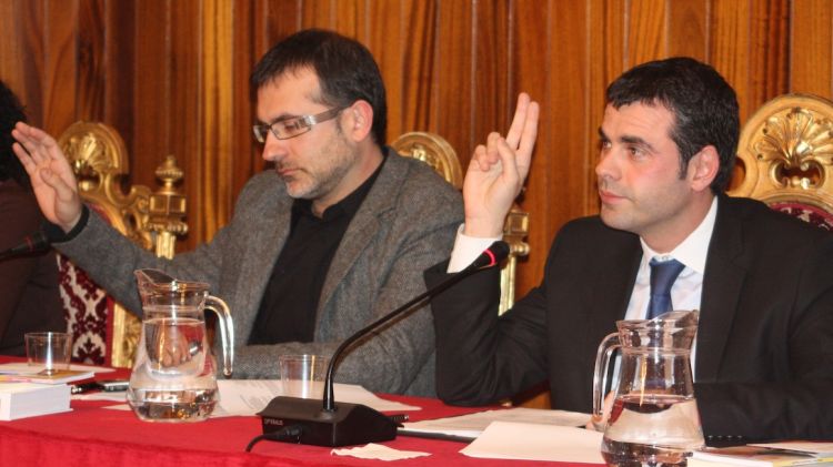 Pere Casellas (esquerra) i Santi Vila votant a favor dels pressupostos d'enguany © Marc Estarriola