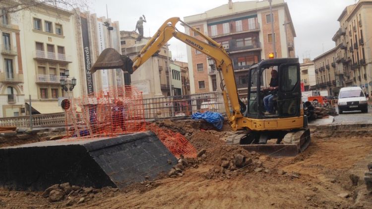 Una excavadora arreglant la zona de l'esvoranc, aquest matí