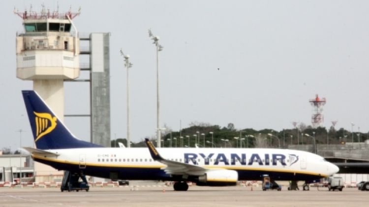 Un dels avions de Ryanair té a l'Aeroport de Girona (arxiu) © ACN