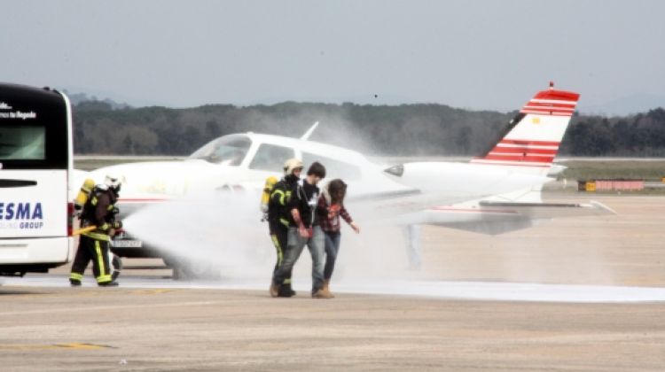 Al simulacre no hi ha hagut ni fum ni foc però els Bombers han llençat escuma © ACN