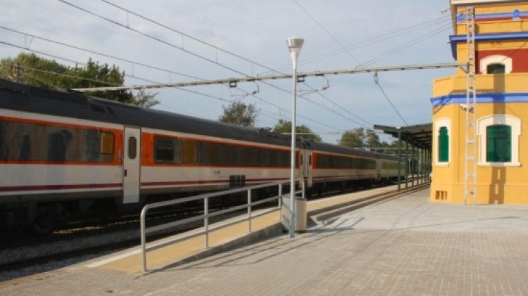Un tren passant per l'estació de trens de Caldes de Malavella en una imatge d'arxiu © ACN