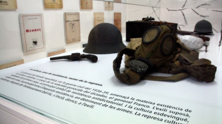 A l'entrada de l'exposició permanent es veuen alguns elements propis de la guerra © ACN