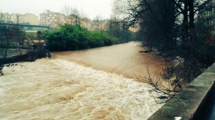 El Fluvià al seu pas per Olot a dos quarts de vuit del vespre d'avui © Protecció Civil d'Olot