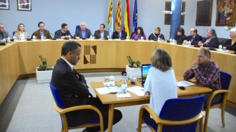 Tot el ple de l'Ajuntament d'Olot ha mostrat el suport als familiars de les víctimes © ACN