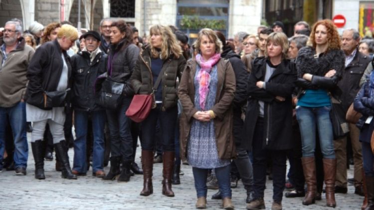 El minut de silenci a Girona ha aplegat unes 600 persones © ACN