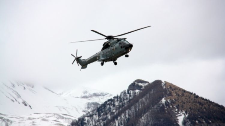 Un helicòpter de l'exèrcit francès sobrevolant la zona propera al centre de comandament instal·lat a Seyne-les-Alps © ACN