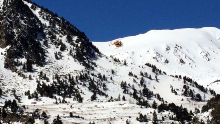 Un helicòpter sobrevola la part alta de l'estació de Vallter 2000, on s'ha produït l'allau © ACN