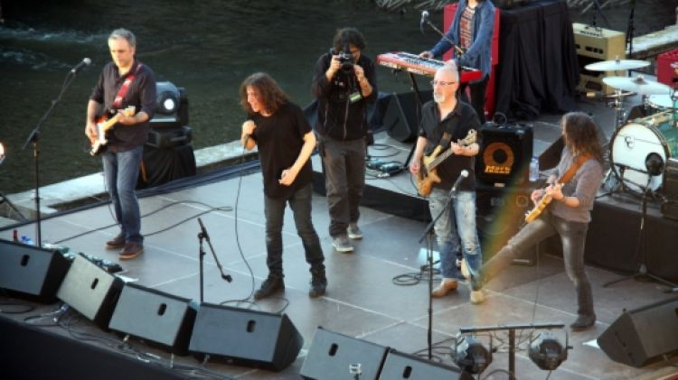 Els Sopa de Cabra, dalt l'escenari improvisat al terrat de l'Oficina de Turisme de la Rambla © ACN