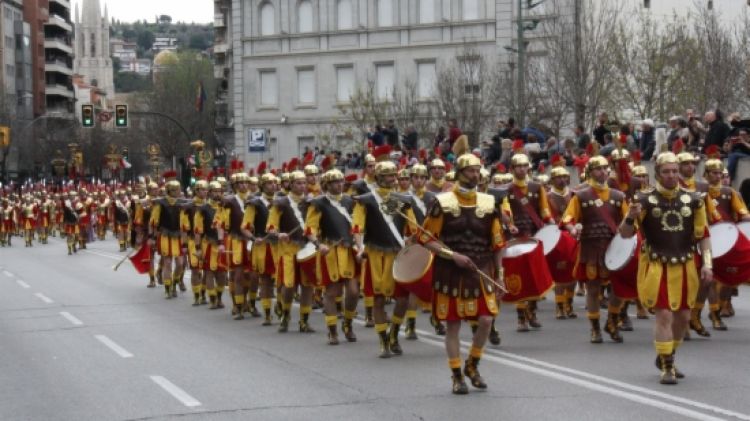 Milers de persones s'han reunit pels carrers de la ciutat per veure la desfilada de manaies © ACN