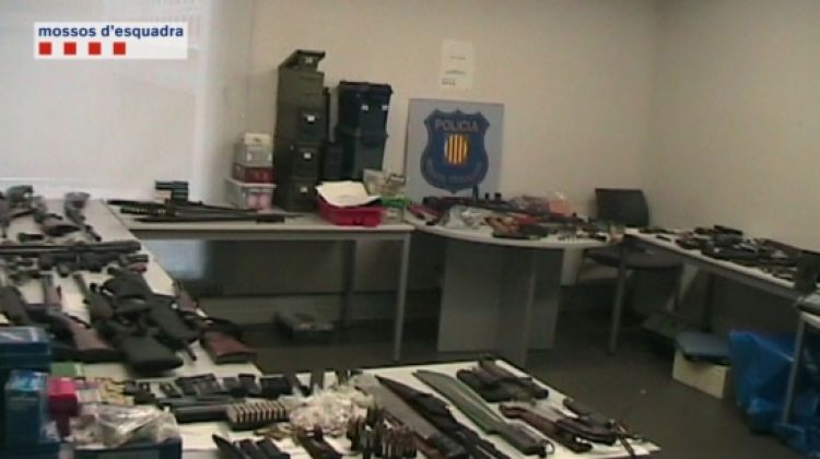 L'arsenal d'armes i municions intervingut a l'home detingut © ACN