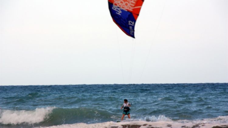 Un jove practicant kitesurf (arxiu) © ACN