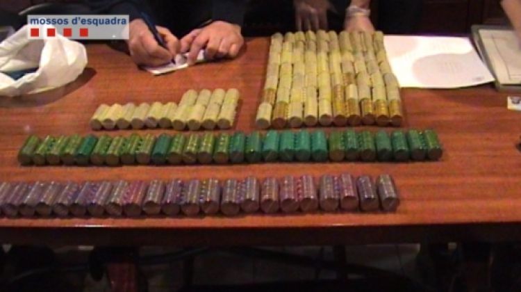 Paquets de monedes sobre una taula en l'operatiu contra l'organització criminal © ACN