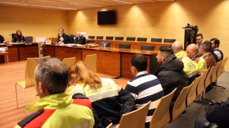 La banda de lladres, custodiada pels mossos a l'Audiència de Girona (arxiu) © ACN