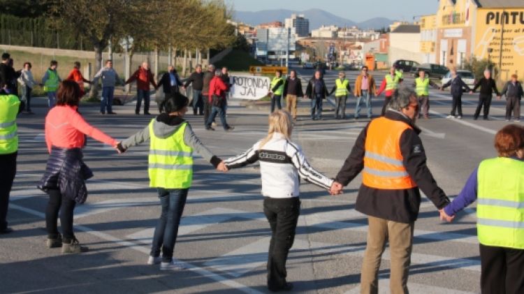 Els manifestants han tallat la carretera fent una rotllana © ACN