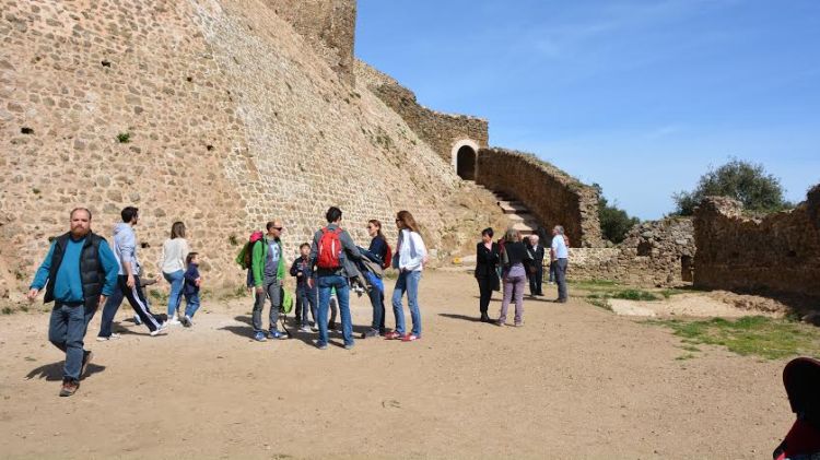 Turistes al castell durant la passada Setmana Santa