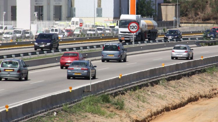 L'AP-7 mostra circulació intensa aquest migdia a l'alçada de Salt en sentit França © ACN