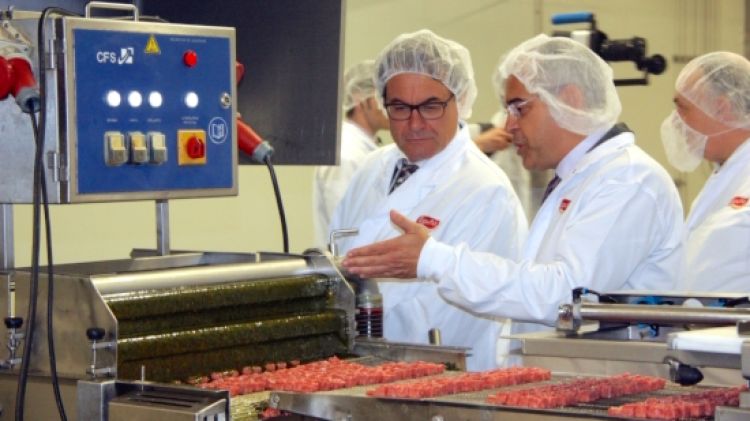 El president de la Generalitat, Artur Mas, observa una de les línies de producció d'Espunya © ACN
