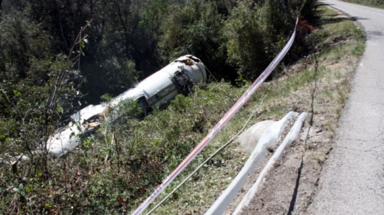 El camió cisterna s'ha estimbat pel marge de la carretera local GI-531 © ACN