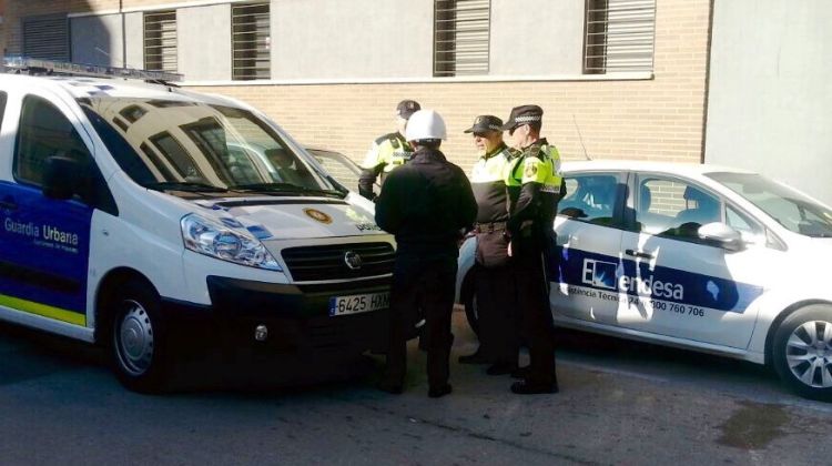La Guàrdia Urbana davant d'un dels habitatges intervinguts