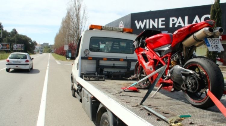 La moto a la grua uns quilòmetres més avall de l'accident © ACN