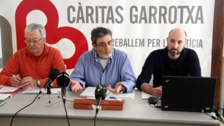 Responsables de Càritas Garrotxa explicant les dades més significatives de la memòria del 2014 © ACN