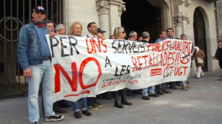 Part de la plantilla de 'Girona + Neta' s'ha concentrat davant l'Ajuntament de Girona © ACN