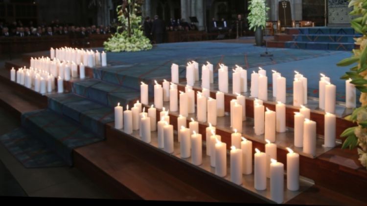 A l'escala de l'altar de la Catedral de Colònia s'han encès 150 espelmes © ACN