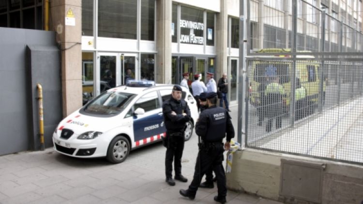 La policia i una ambulància, davant les portes de l'Institut Joan Fuster de Barcelona © ACN