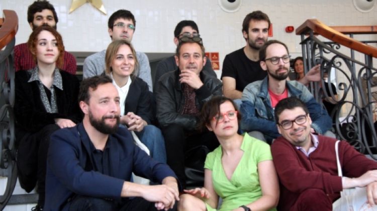 Els codirectors del festival amb membres dels diferents grups musicals que tocaran al popArb © ACN