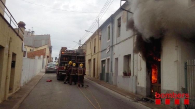 Les flames de l'incendi en l'habitatge de Llagostera © ACN