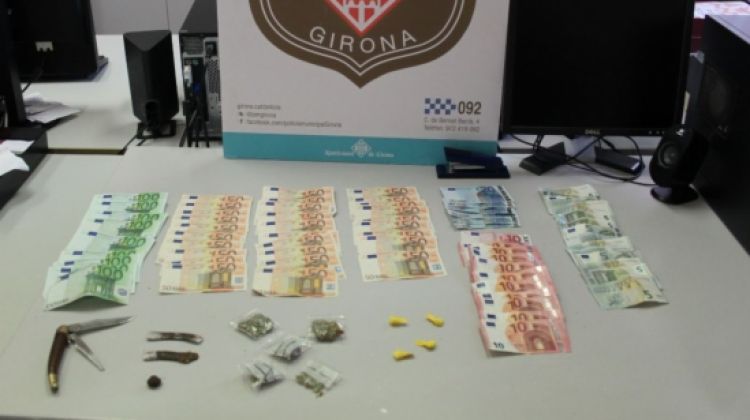 El material i la droga que els agents de la Policia Municipal de Girona van localitzar durant l'escorcoll © ACN