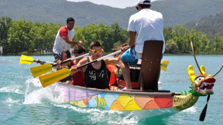 Una de les activitats dins del nou festival és anar en caiac per l'estany de Banyoles © ACN