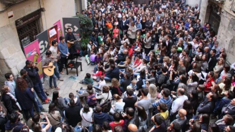 El concert sorpresa del grup Els Amics de les Arts ha omplert de gom a gom la plaça gironina © ACN