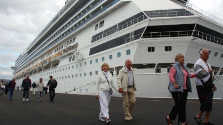 Passatgers del creuer 'Costa Magica' baixant aquest matí del vaixell a Palamós © ACN