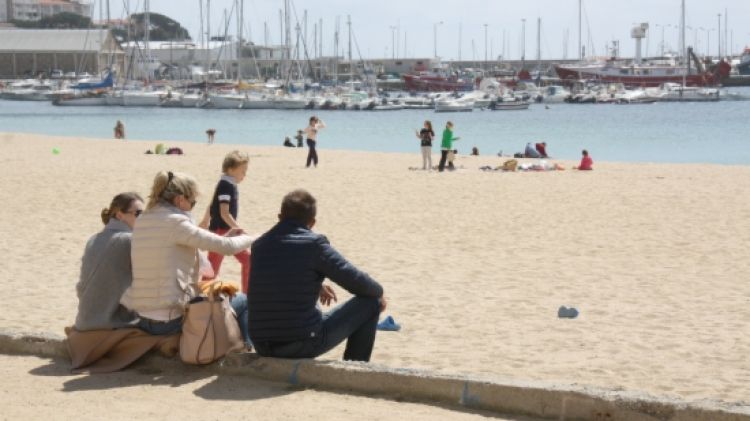 Una família mirant el mar a Palamós © ACN