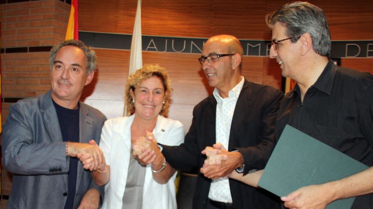 Ferran Adrià, Magda Casamitjana, Francesc Baltasar i Juli Soler, després de signar el conveni © ACN