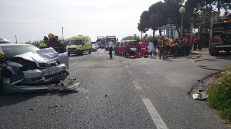 A la imatge, estat en què han quedat dos dels vehicles accidentats © ACN