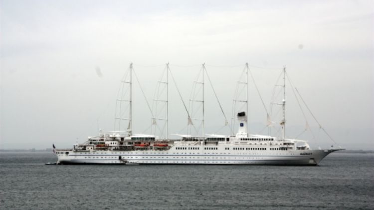 El Club Med 2 fondejant davant el port de Palamós © ACN