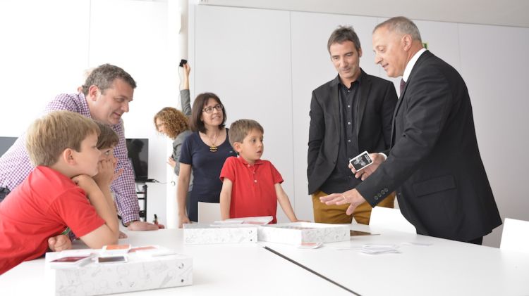 Xavier Verdaguer i Josep Lagares interactuen amb un dels grups que han participat en els tallers de joc