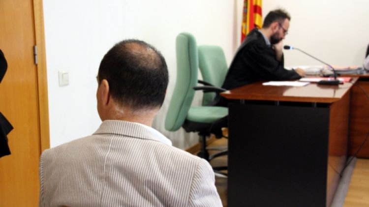 La víctima i el seu advocat, a l'inici del judici © ACN