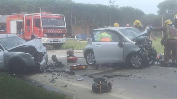 Els bombers treballant per alliberar el cos de dins el vehicle © Bombers