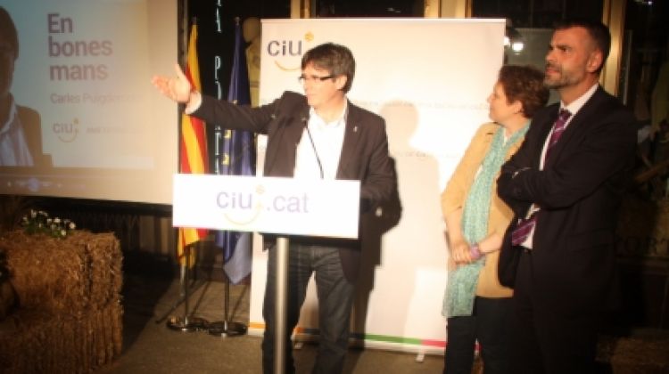 El candidat de CiU i actual alcalde, Carles Puigdemont amb la número 2, Isabel Muradàs, i del conseller Santi Vila