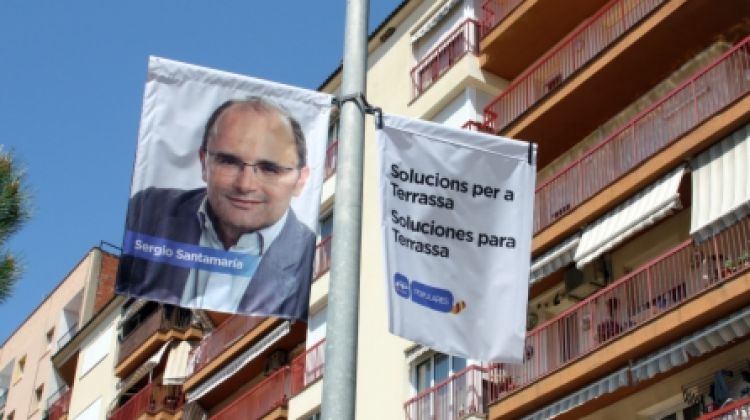 El cartell del PPC on hi apareix la imatge del candidat per Salt i, al costat, el lema de Terrassa © ACN