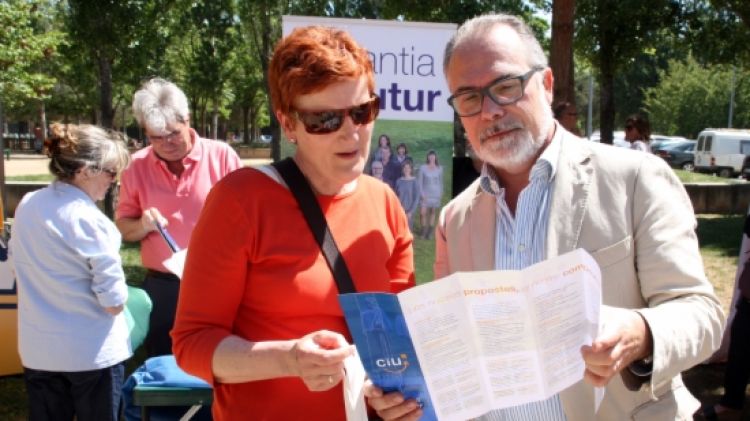 El cap de llista de CiU a Salt, Jaume Torramadé, fent campanya al mercat © ACN