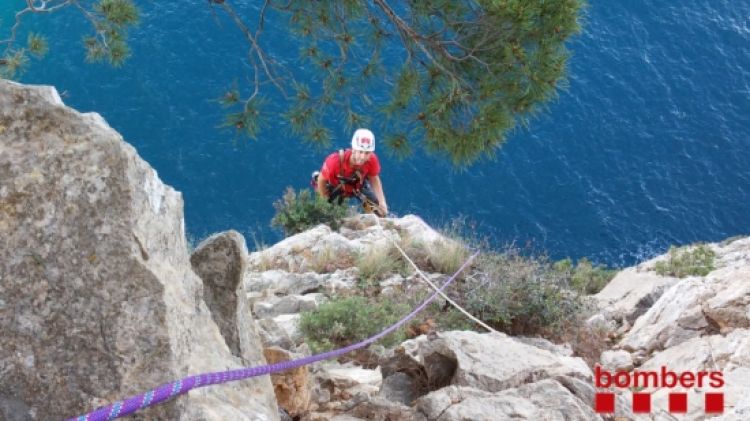 L'escalador es va accidentar en un lloc de difícil accés on només s'hi podia arribar per mar