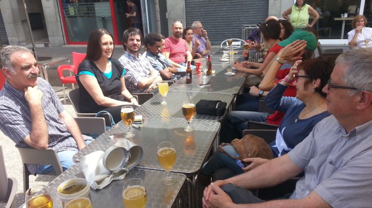 La candidata fent el vermut amb els veïns