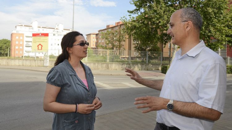 Fotografia d'Albert Testart i Noemí Casero davant el solar proposat per construir la residència