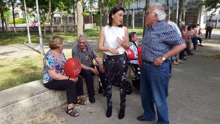 Sílvia Paneque conversant amb un veí del barri de Fontajau